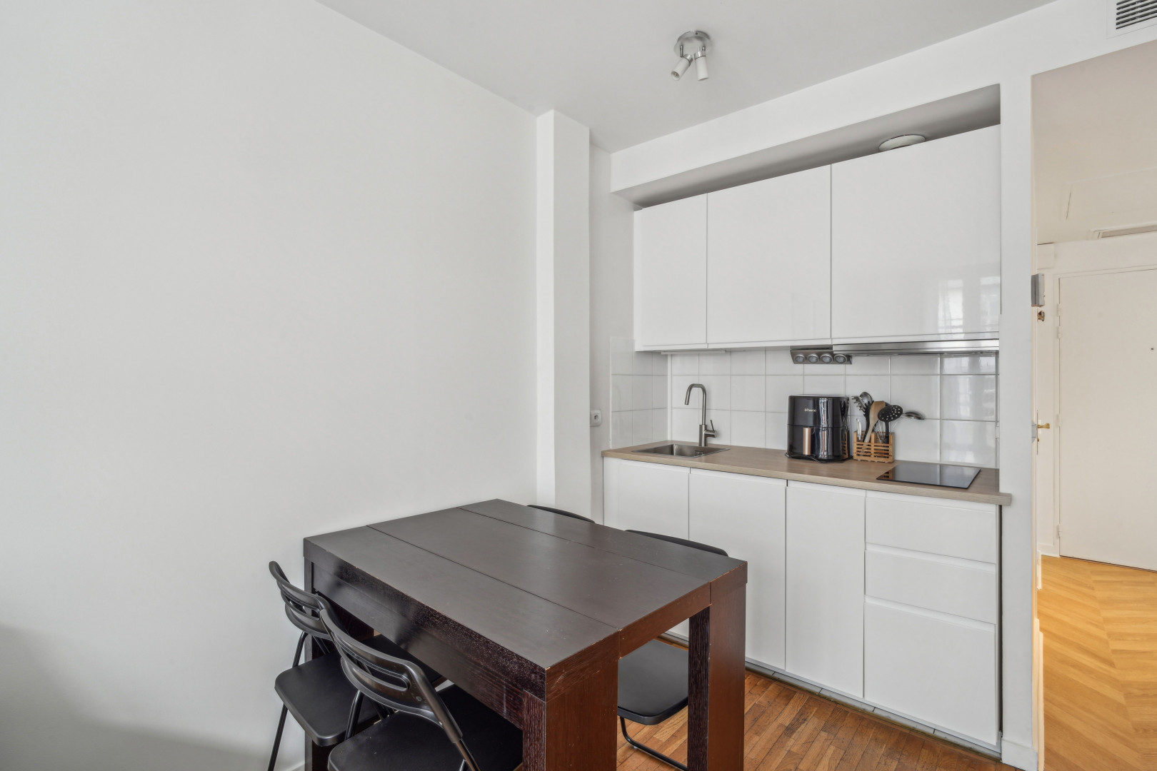 
                                                Location
                                                 Appartement avec terrace Champs-Élysées Georges V (loyer tout inclus)