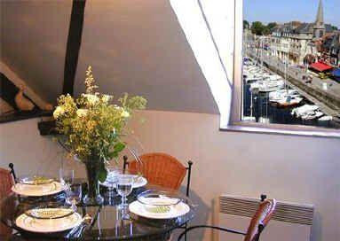 
                                                Location
                                                 APPARTEMENT AVEC VUE SUR LE VIEUX BASSIN