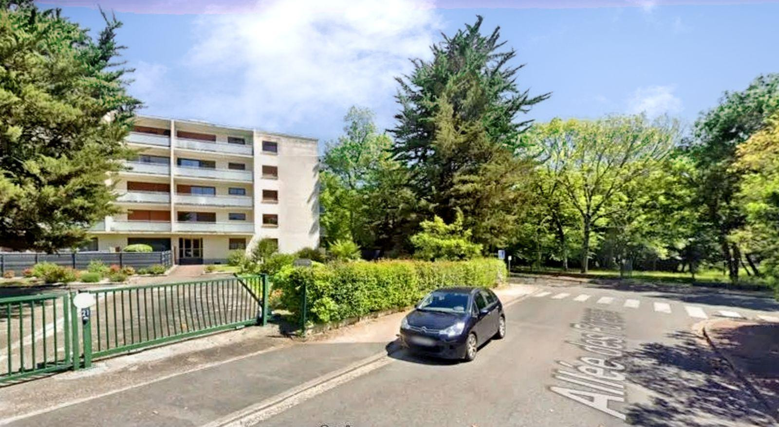 
                                                Location
                                                 Appartement bien placé, face à un parc