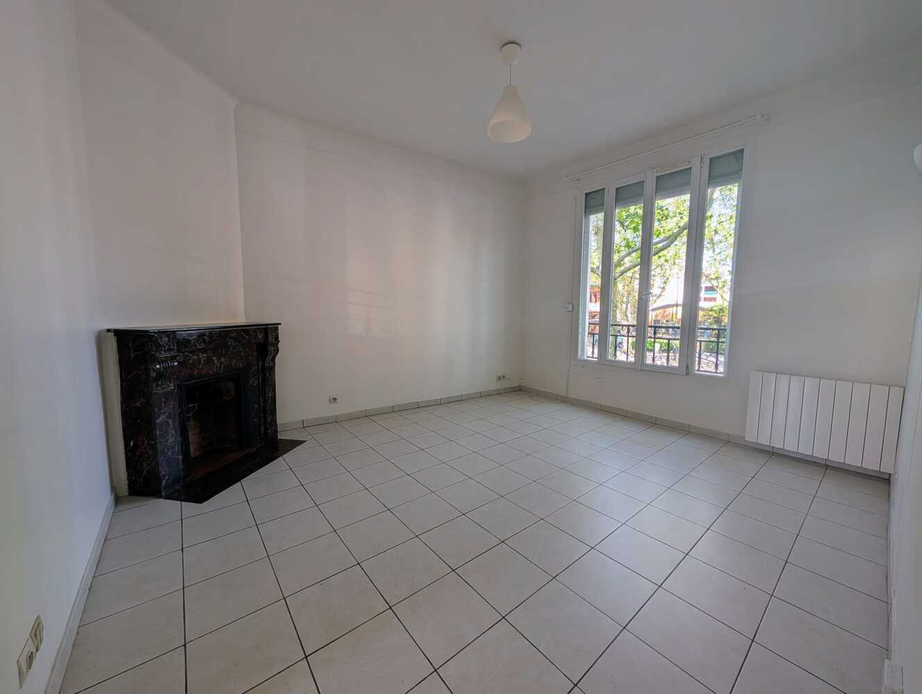 
                                                Vente
                                                 Appartement bon état à deux pas du RER B