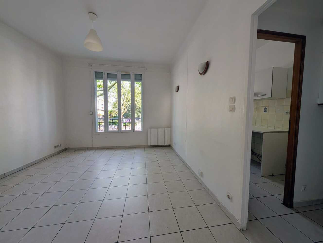 
                                                Vente
                                                 Appartement bon état à deux pas du RER B