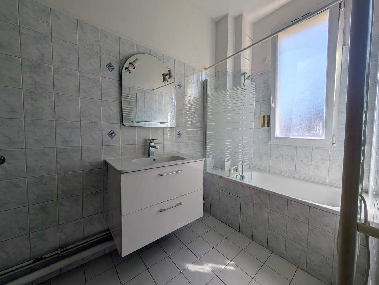
                                                Vente
                                                 Appartement bon état à deux pas du RER B