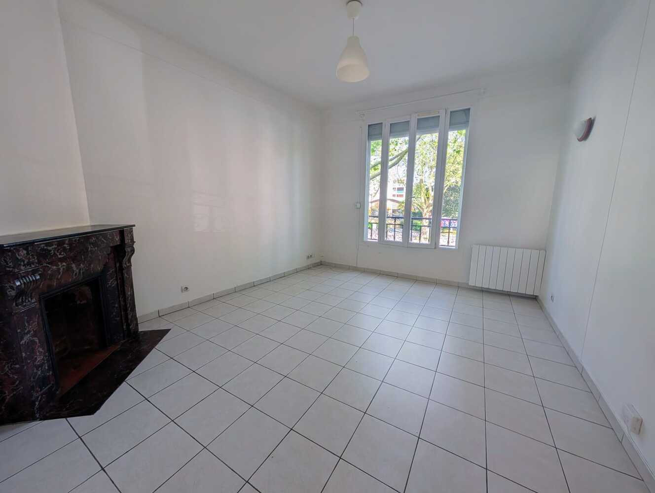 
                                                Vente
                                                 Appartement bon état à deux pas du RER B