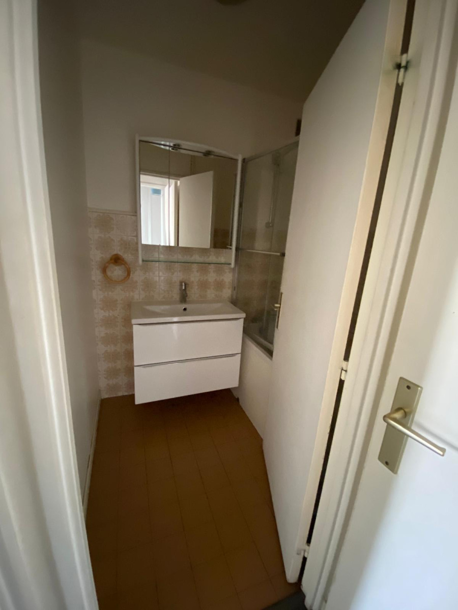 
                                                Location
                                                 Appartement calme.