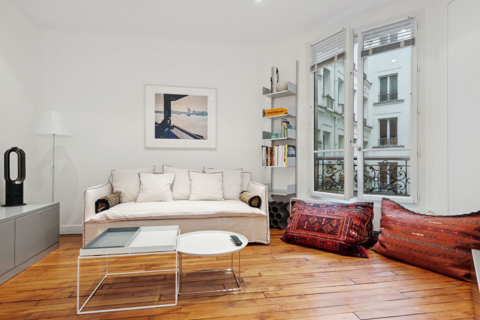 
                                                Location
                                                 Appartement calme et luxurieux entre business, temps libre et mobilité (loyer tout inclus)