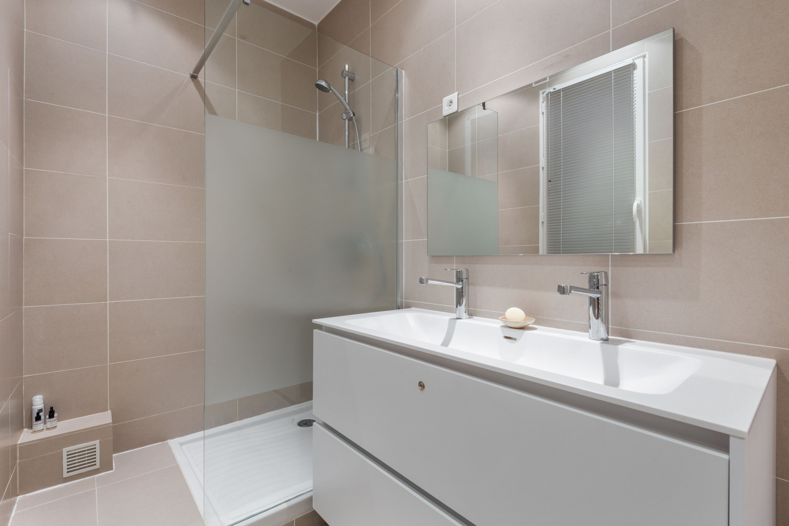 
                                                Location
                                                 Appartement calme et luxurieux entre business, temps libre et mobilité (loyer tout inclus)