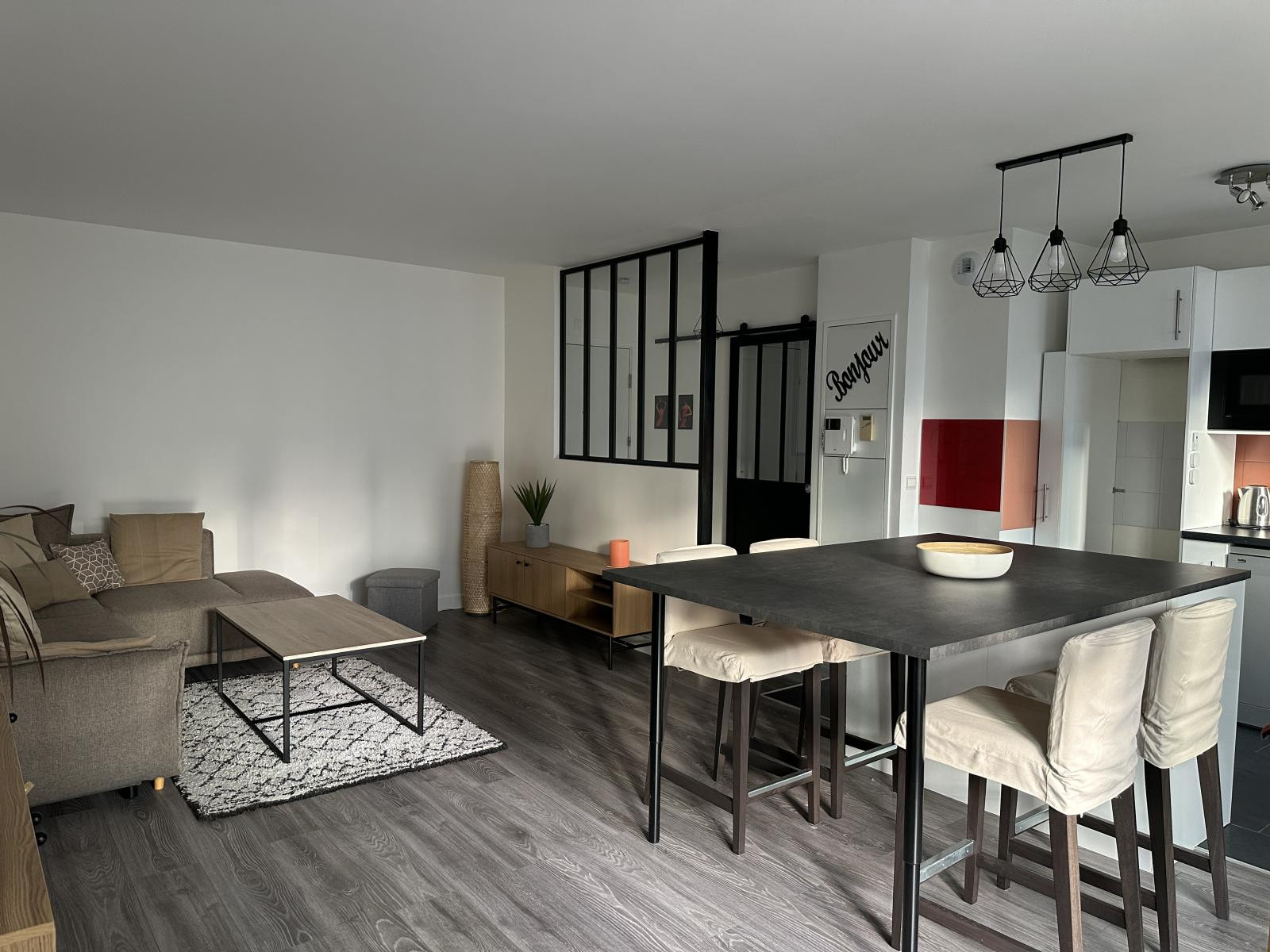 
                                                Location
                                                 Appartement calme et proche des commodités