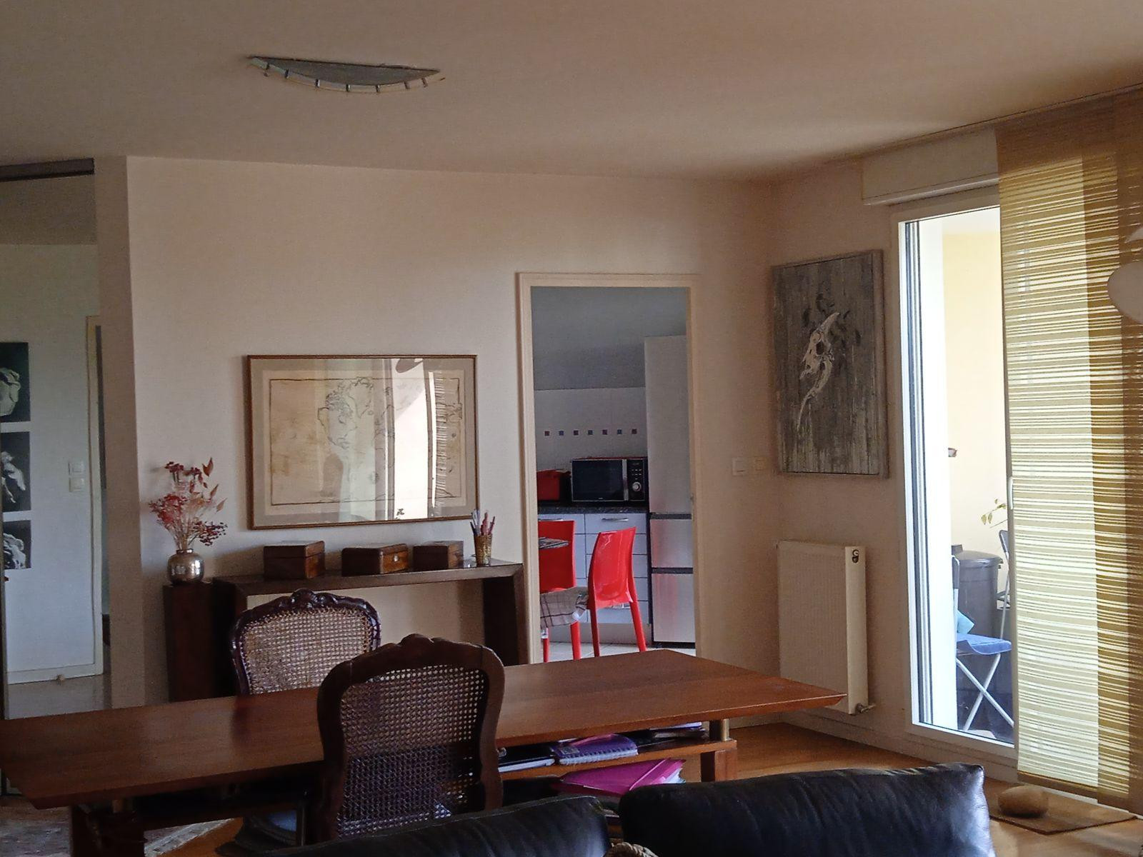 
                                                Location
                                                 Appartement calme,  pièces amples et terrasse