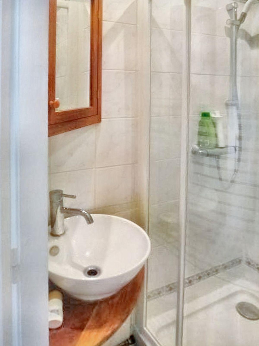 
                                                Location
                                                 Appartement calme près canal St Martin
