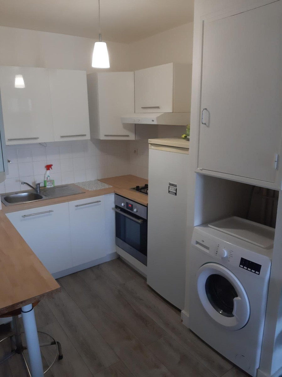 
                                                Location
                                                 Appartement calme proche des transports en commun