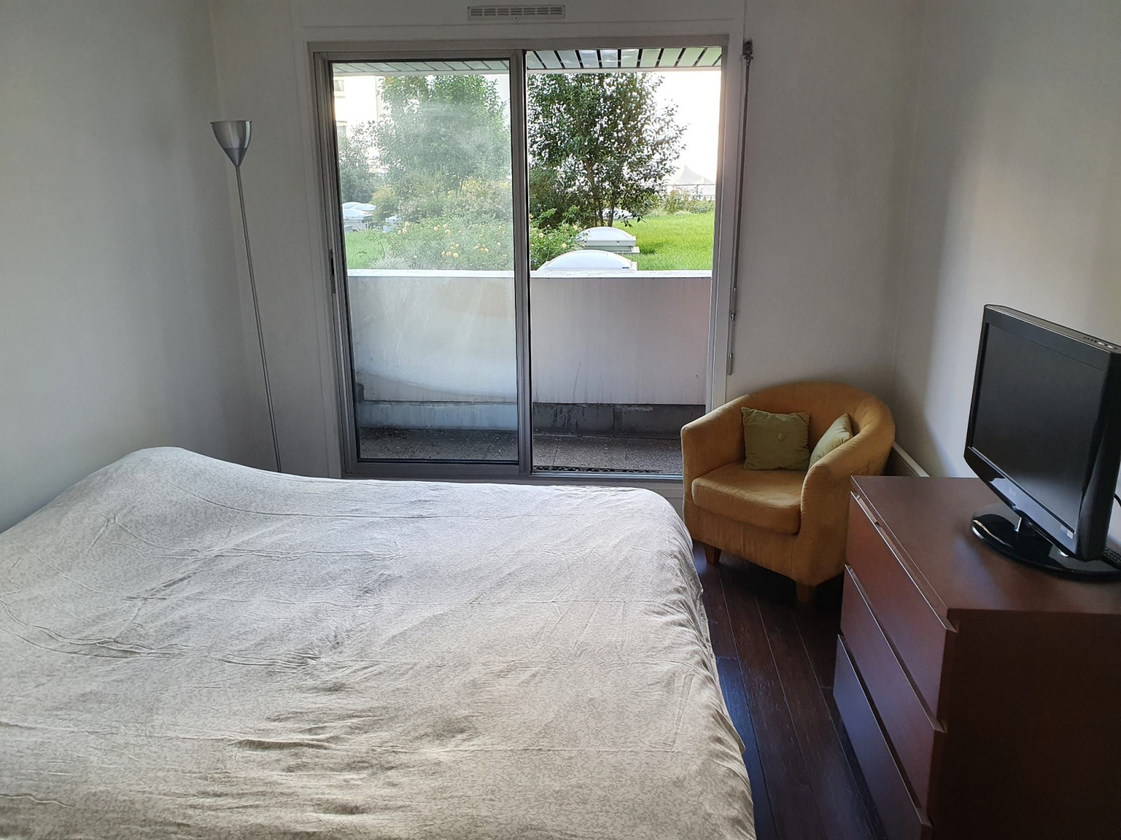 
                                                Location
                                                 appartement calme proche ecole, RER A et Lignes 1 et 8 (loyer tout inclus)