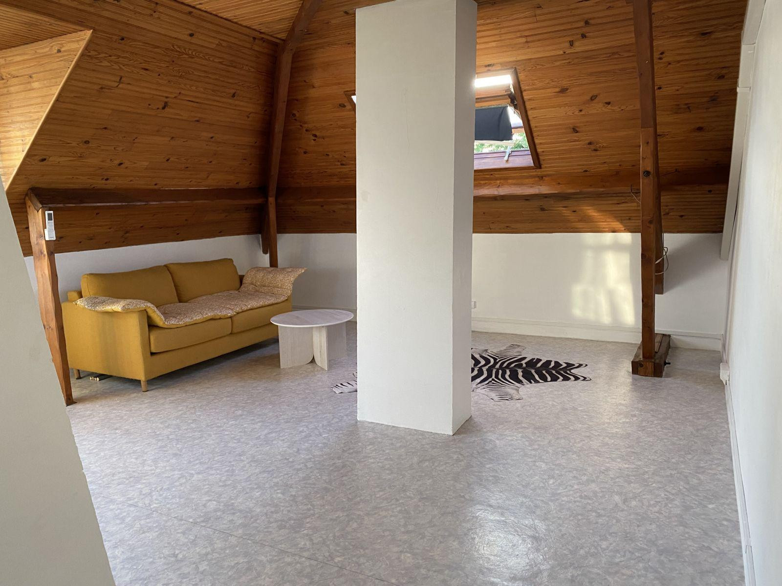 
                                                Location
                                                 Appartement chaleureux dans maison individuelle