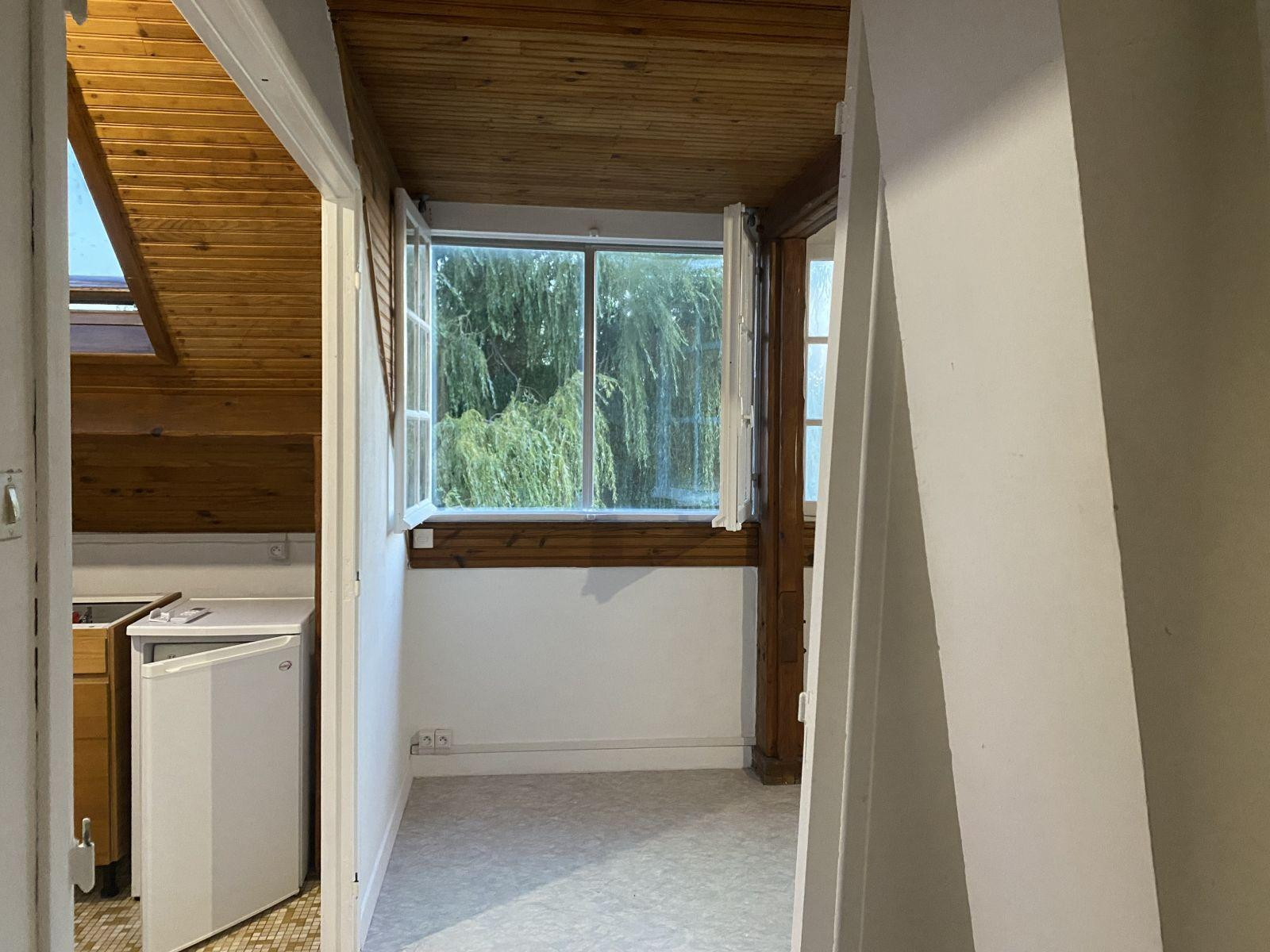 
                                                Location
                                                 Appartement chaleureux dans maison individuelle