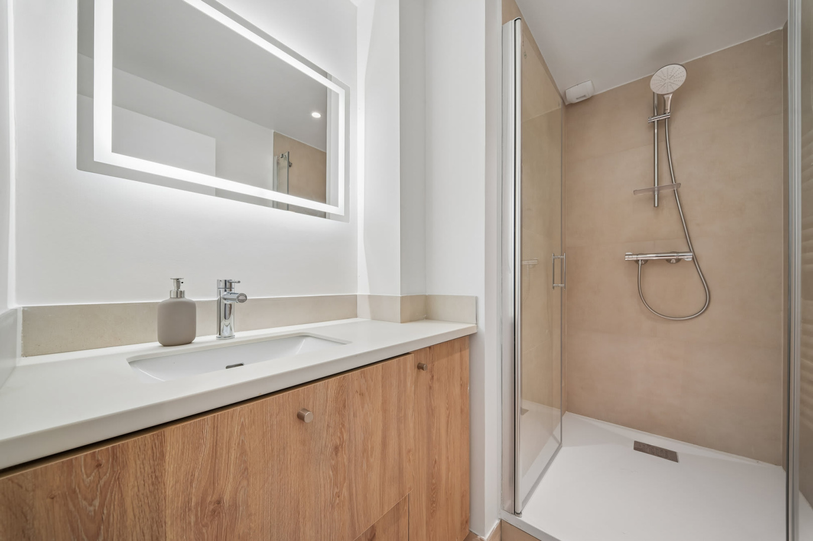 
                                                Location
                                                 Appartement - Chambre 9.2m² - Paris - 980€/mois CC