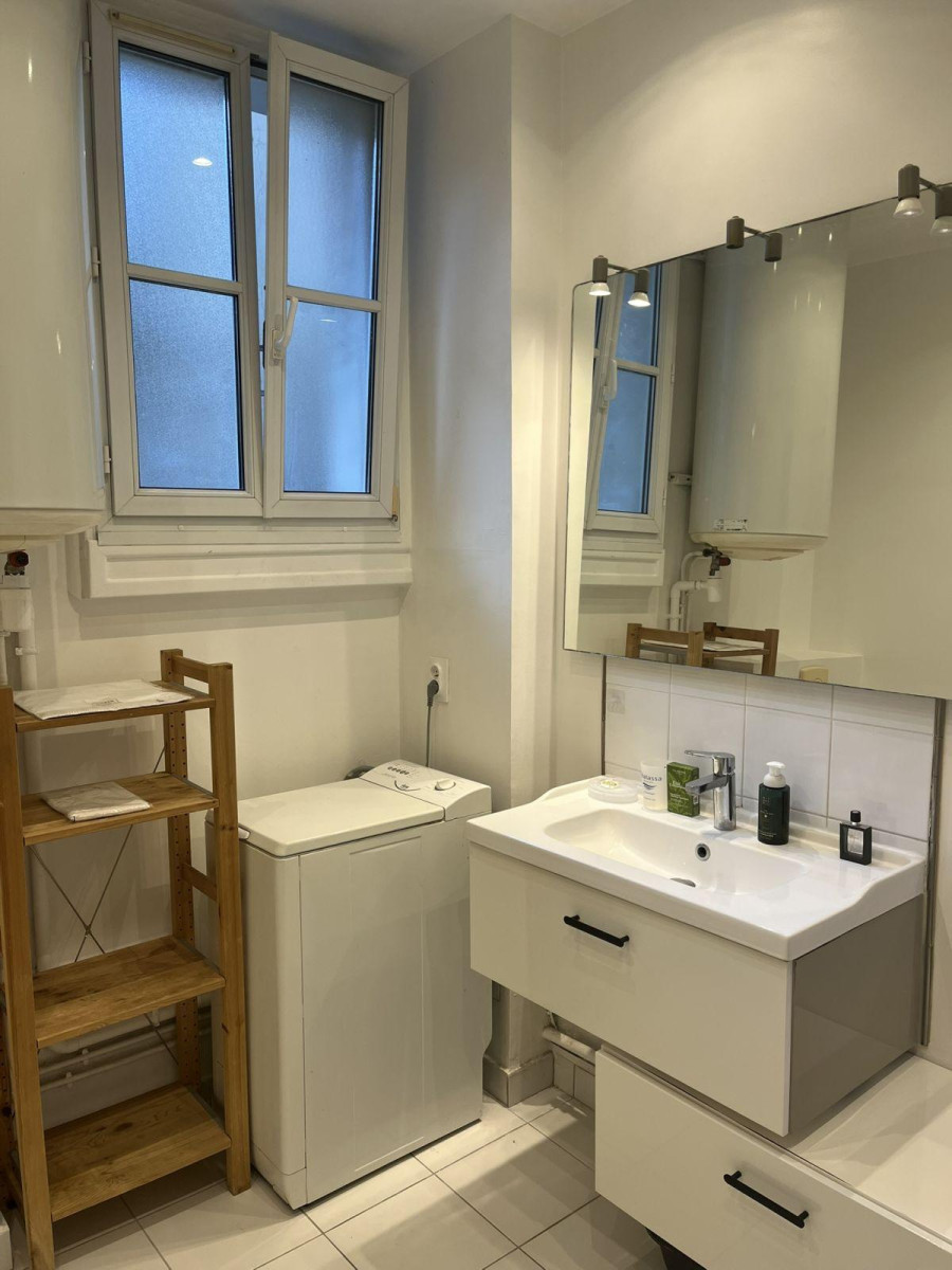 
                                                Location
                                                 Appartement classé Art Déco meublé avec gout