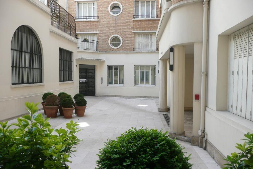 
                                                Location
                                                 Appartement classé Art Déco meublé avec gout