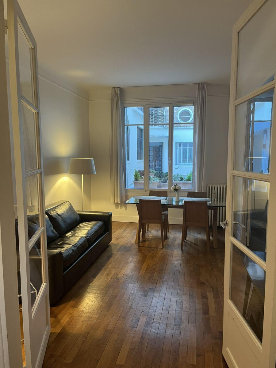 
                                                Location
                                                 Appartement classé Art Déco meublé avec gout