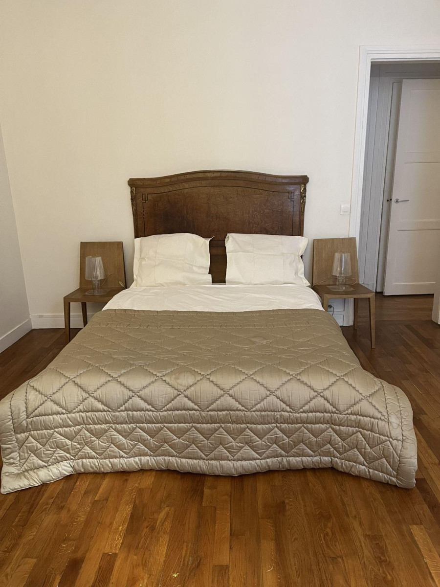 
                                                Location
                                                 Appartement classé Art Déco meublé avec gout