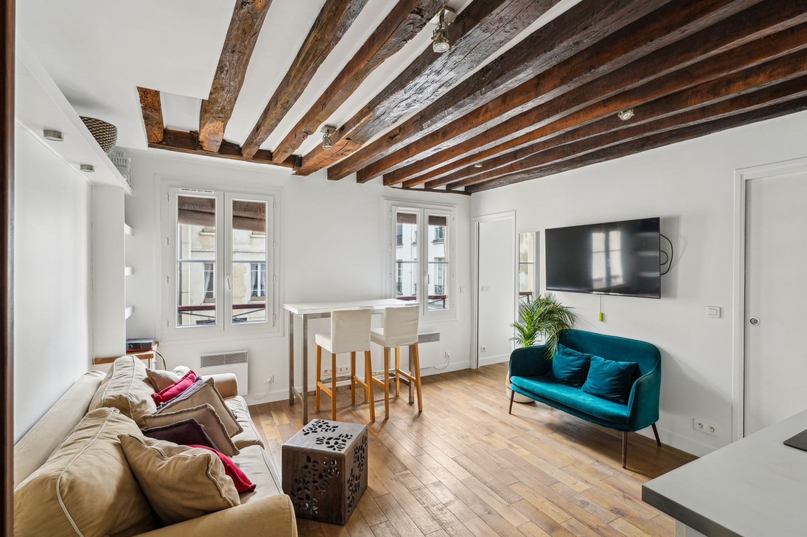 
                                                Location
                                                 Appartement confortable et charmant dans la rue Saint Honoré (loyer tout inclus)