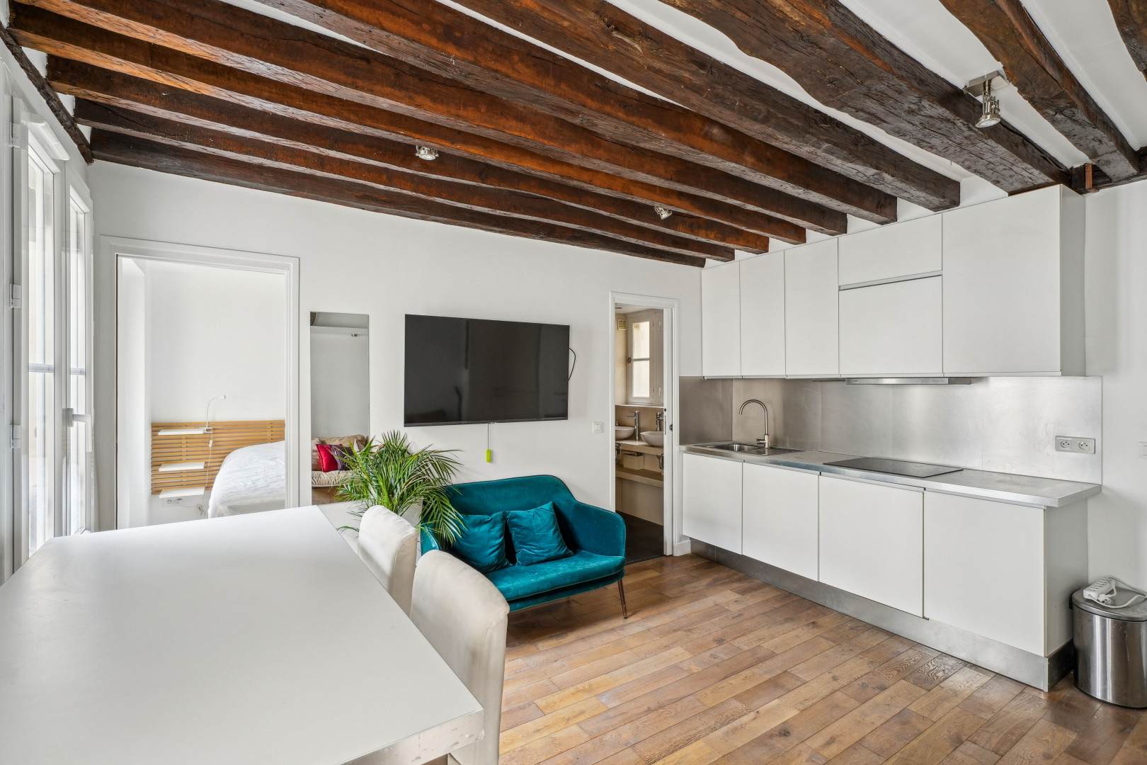 
                                                Location
                                                 Appartement confortable et charmant dans la rue Saint Honoré (loyer tout inclus)