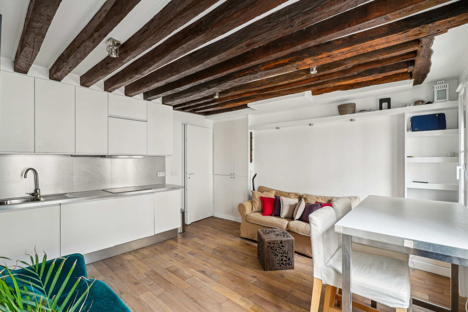 
                                                Location
                                                 Appartement confortable et charmant dans la rue Saint Honoré (loyer tout inclus)