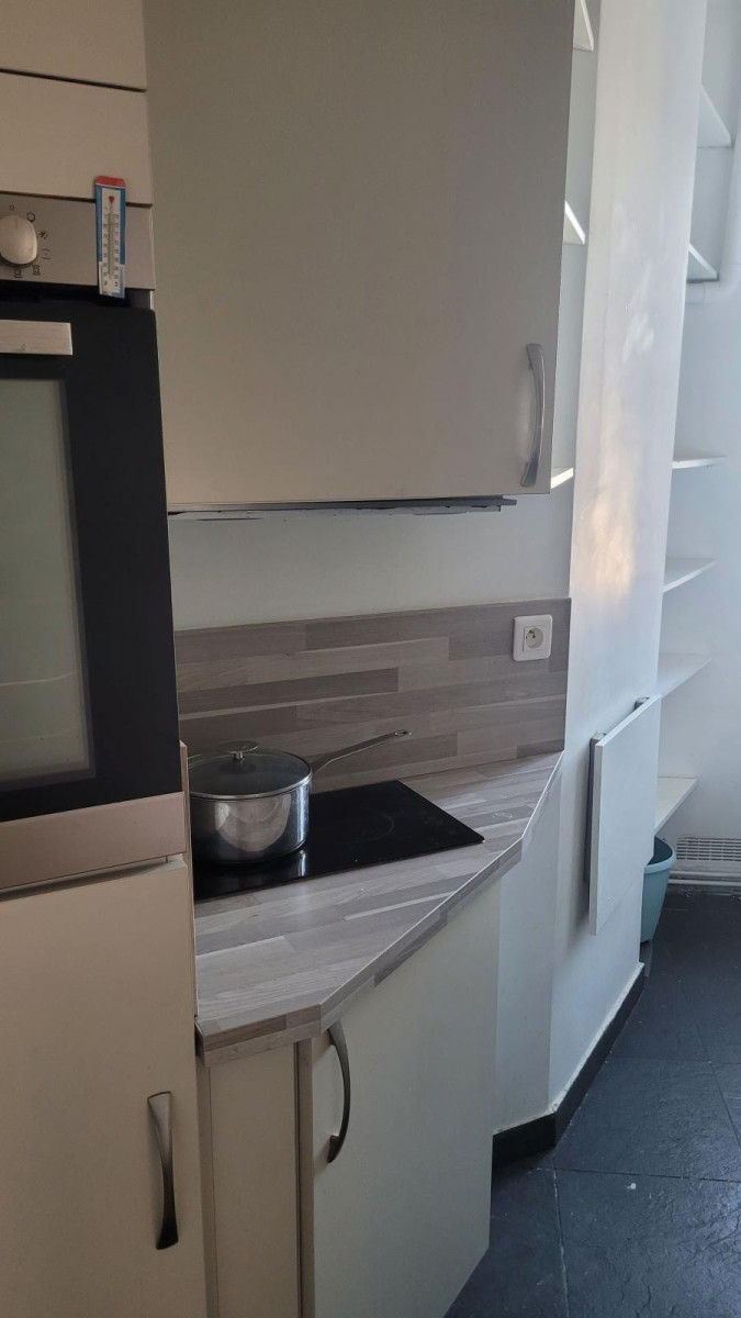 
                                                Location
                                                 Appartement cosy avec une vue sur la Tour Eiffel.