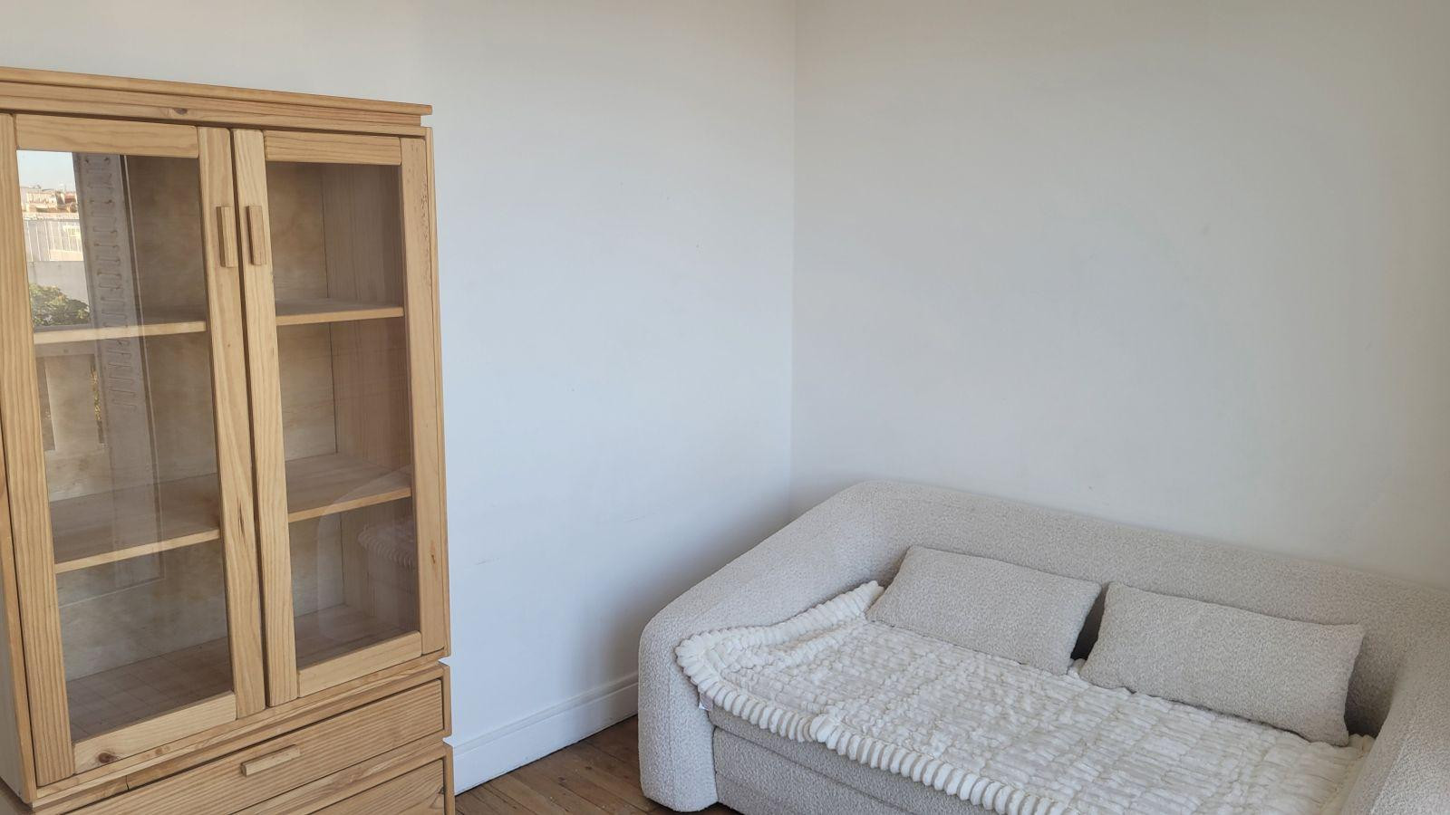 
                                                Location
                                                 Appartement cosy avec une vue sur la Tour Eiffel.