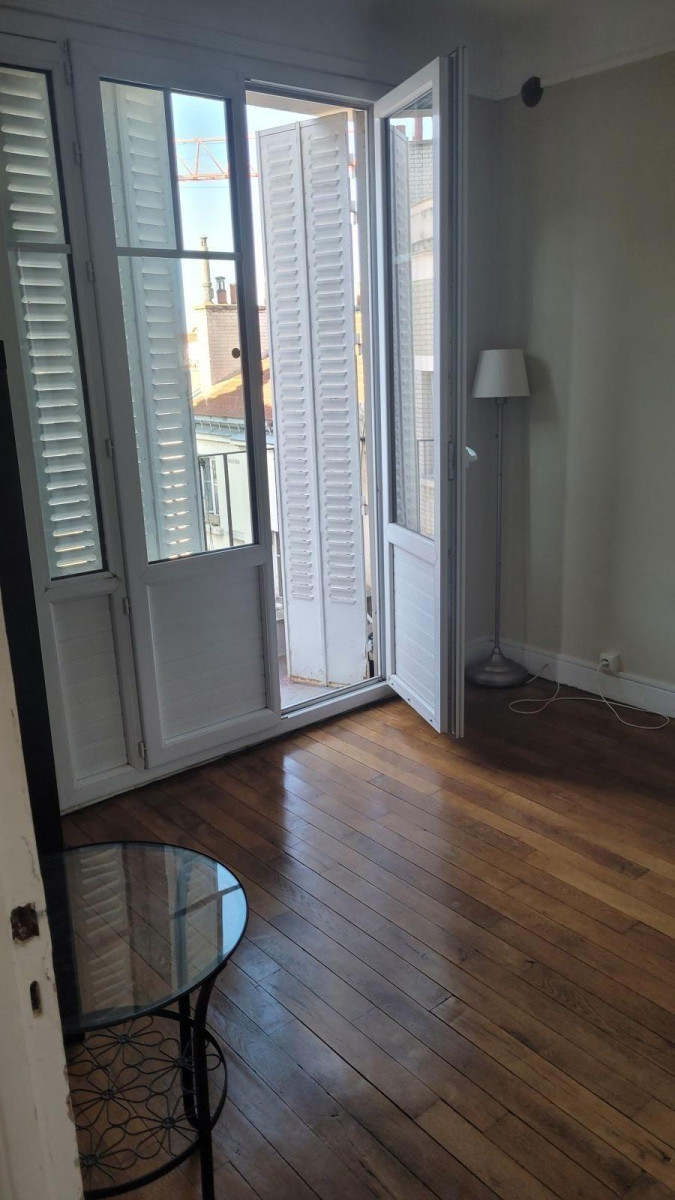 
                                                Location
                                                 Appartement cosy avec une vue sur la Tour Eiffel.