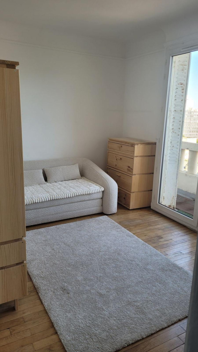 
                                                Location
                                                 Appartement cosy avec une vue sur la Tour Eiffel.