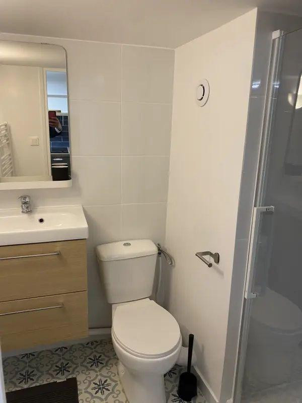 
                                                Location
                                                 Appartement cosy, décoré avec soin
