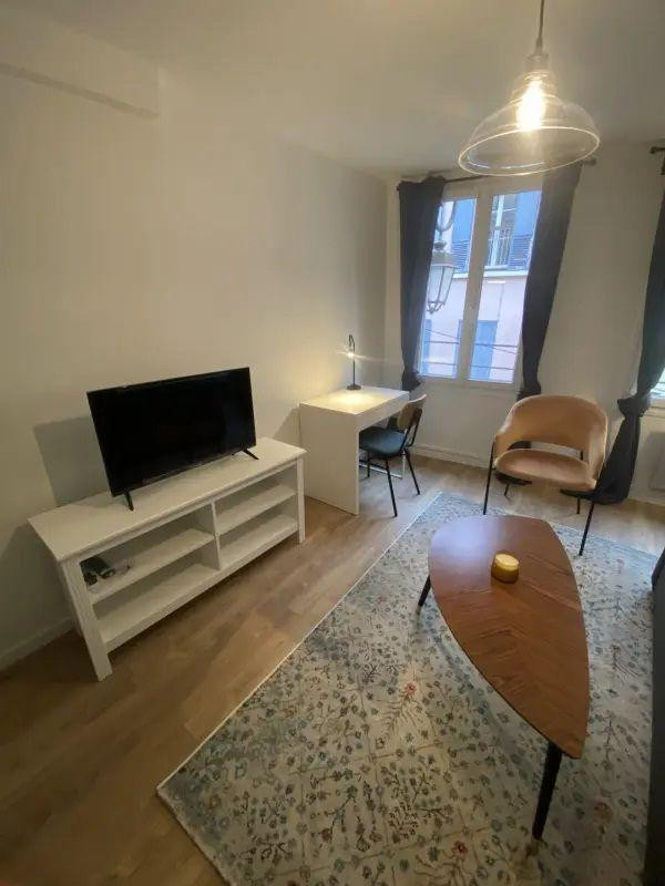 
                                                Location
                                                 Appartement cosy, décoré avec soin