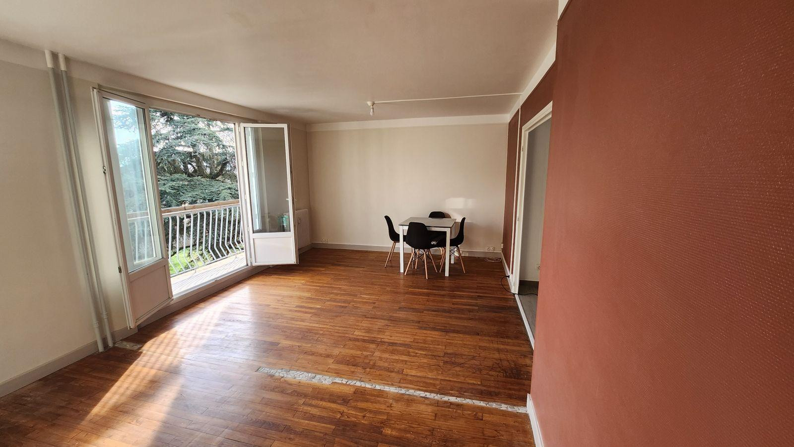 
                                                Location
                                                 Appartement cosy et refait avec gout