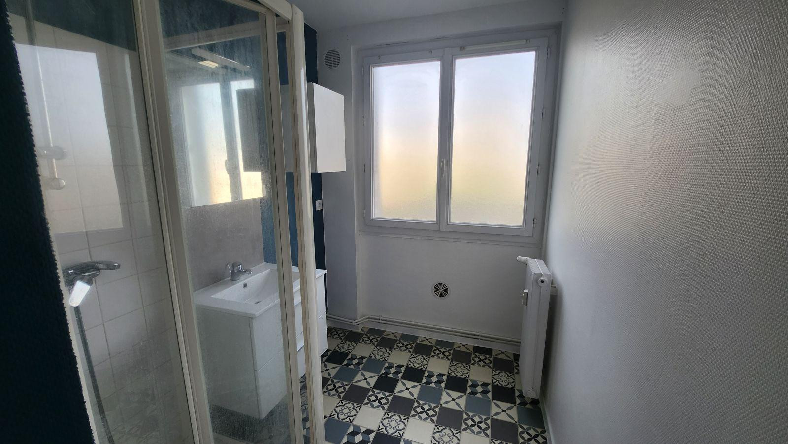 
                                                Location
                                                 Appartement cosy et refait avec gout