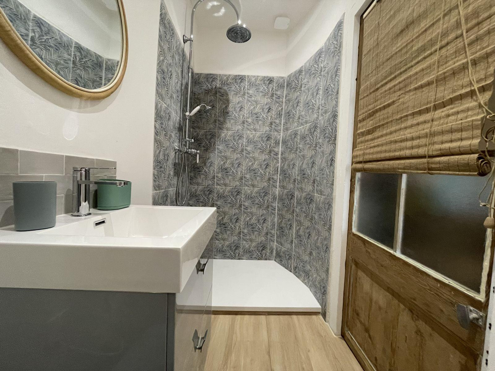 
                                                Location
                                                 Appartement CV Arles, climatisation, 1 chambre