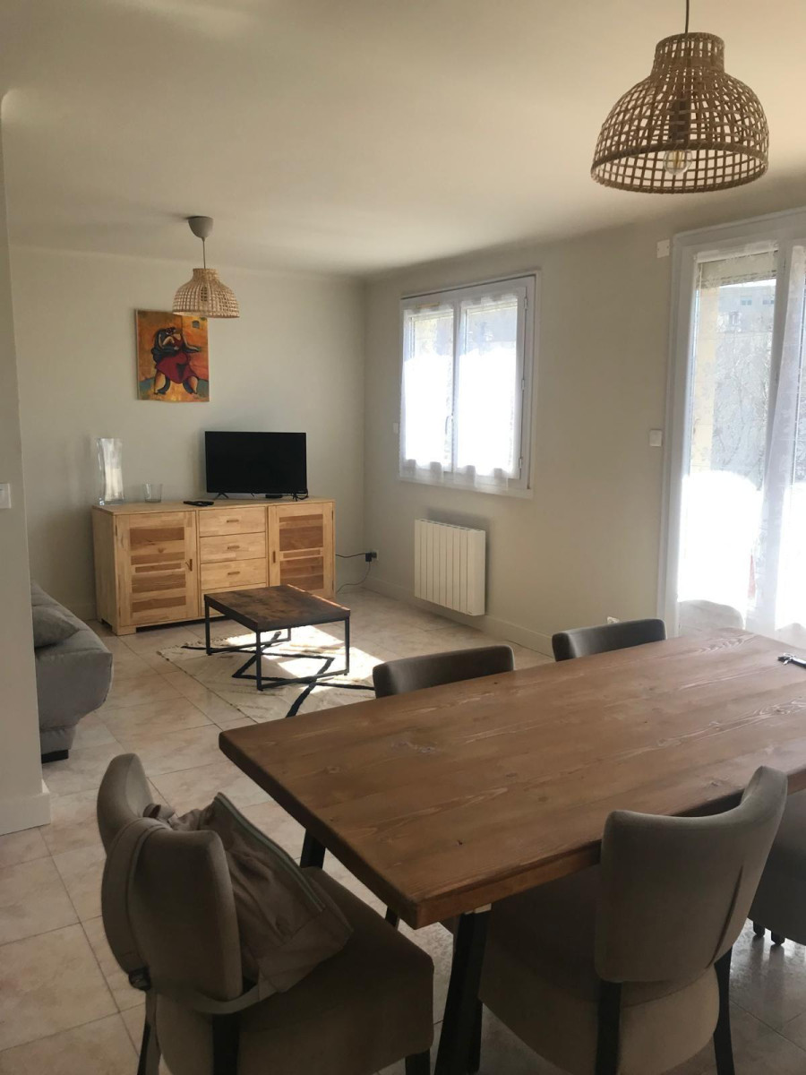 
                                                Location
                                                 Appartement danc Parc privé