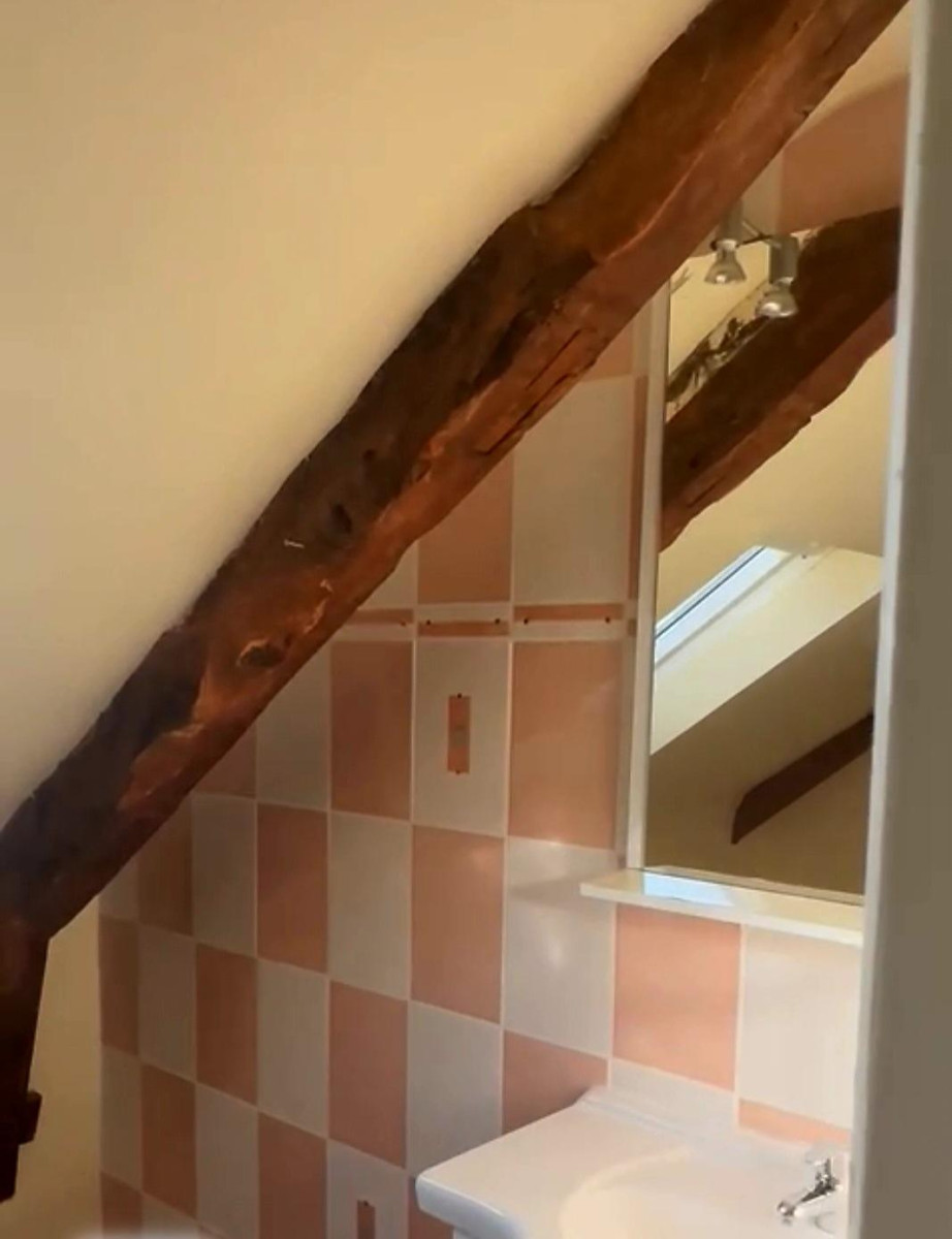 
                                                Location
                                                 Appartement dans longère avec parking et jardin