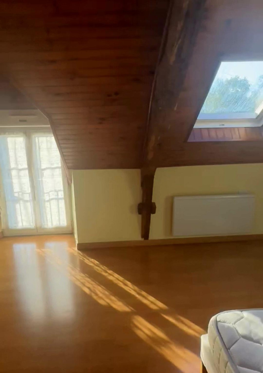 
                                                Location
                                                 Appartement dans longère avec parking et jardin