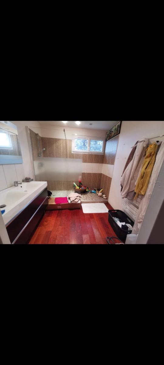 
                                                Location
                                                 Appartement dans maison avec plus de 400m2 jardin