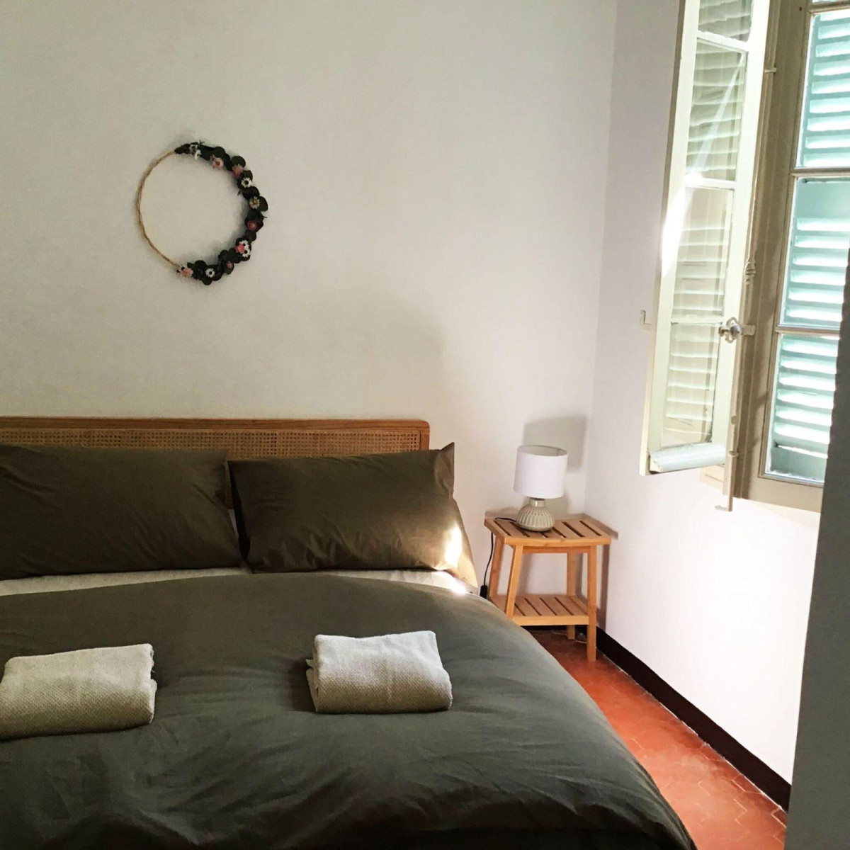 
                                                Location
                                                 Appartement dans maison de maître.