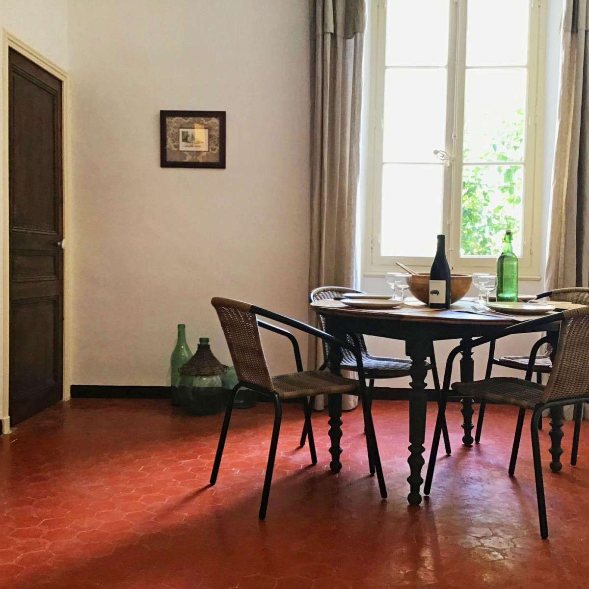 
                                                Location
                                                 Appartement dans maison de maître.