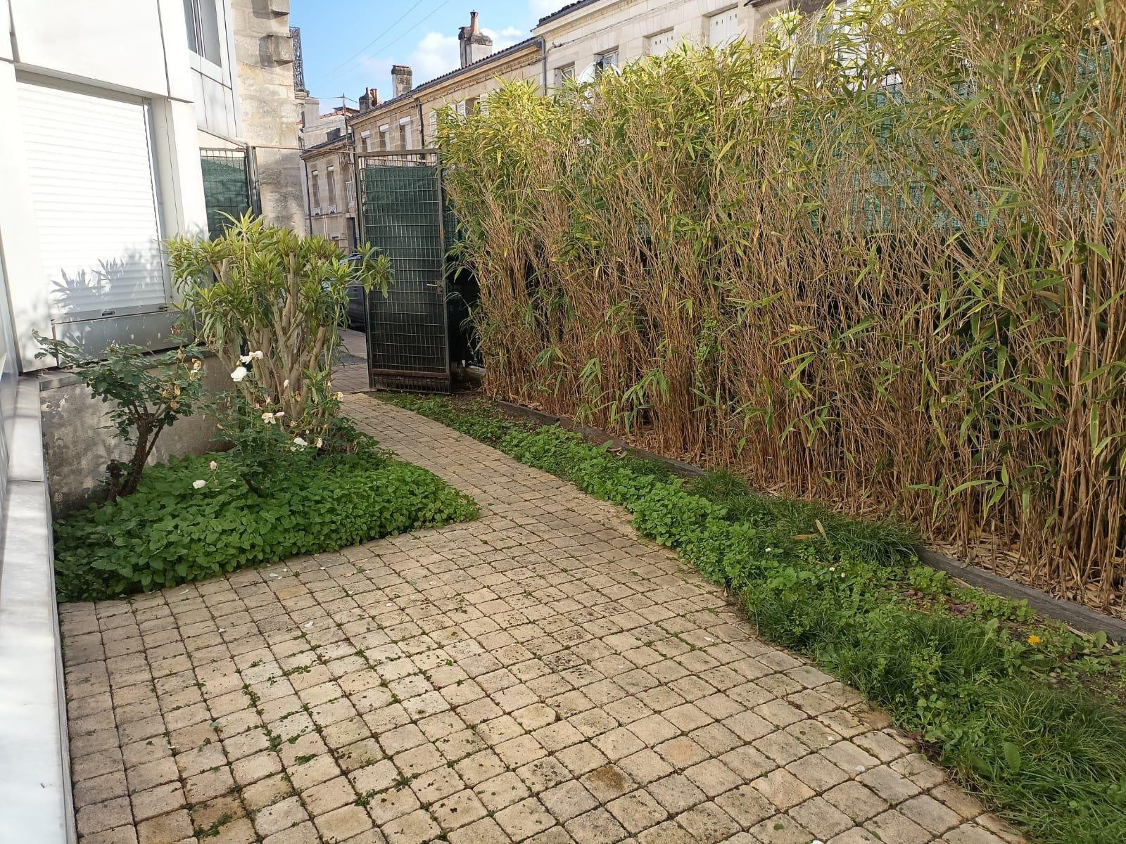 
                                                Location
                                                 Appartement dans quartier calme et recherché