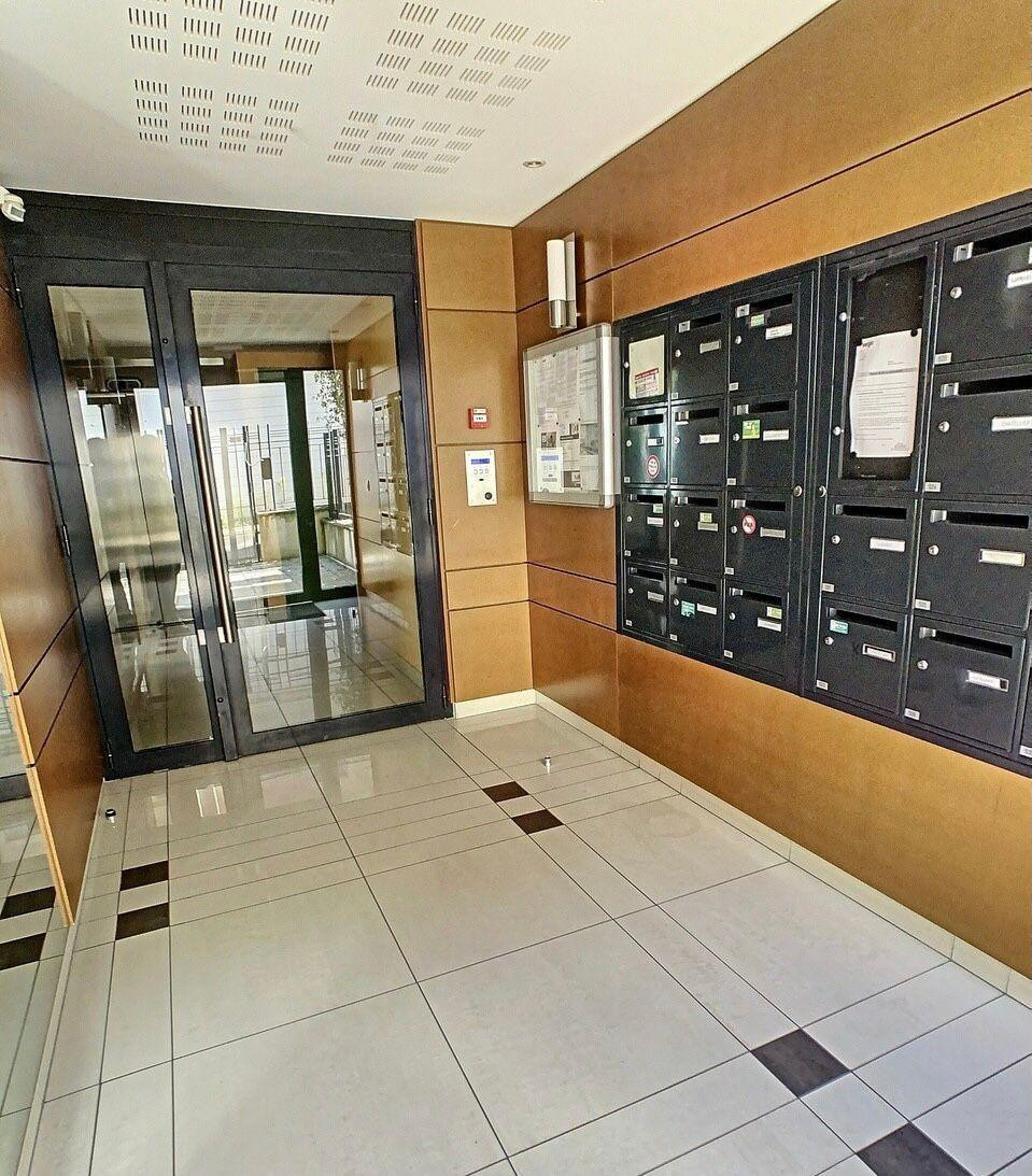 
                                                Location
                                                 Appartement dans résidence récente et de standing