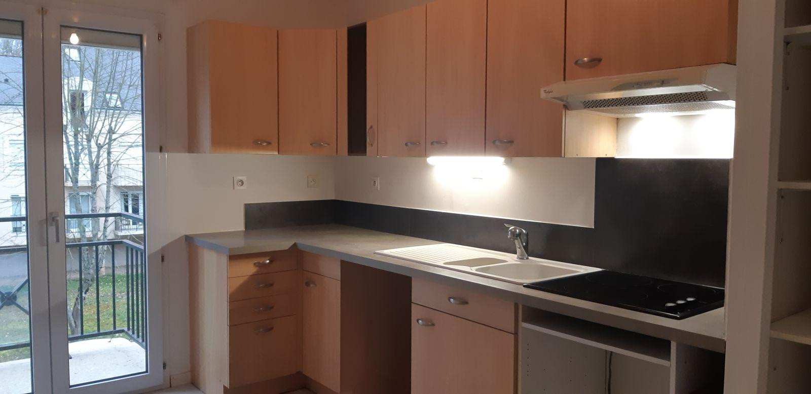 
                                                Location
                                                 Appartement dans résidence très calme et boisée.
