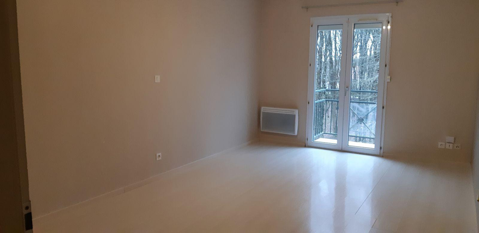 
                                                Location
                                                 Appartement dans résidence très calme et boisée.