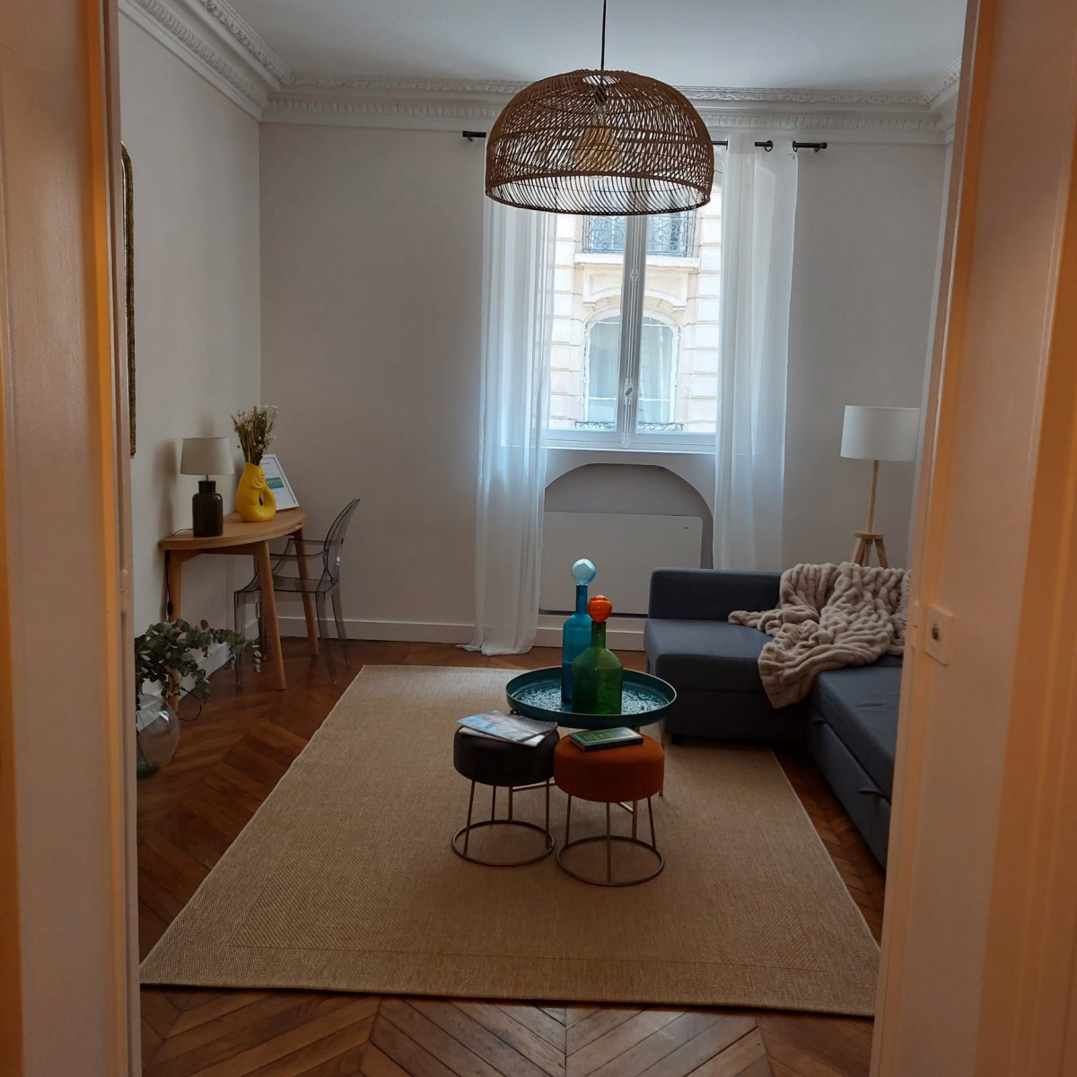 
                                                Location
                                                 Appartement dans un immeuble haussmannien - 1 Salon et 1 Chambre – Calme absolu et sécurisé - proximité immédiate des transports - prisé 9ᵉ​ (loyer tout inclus)