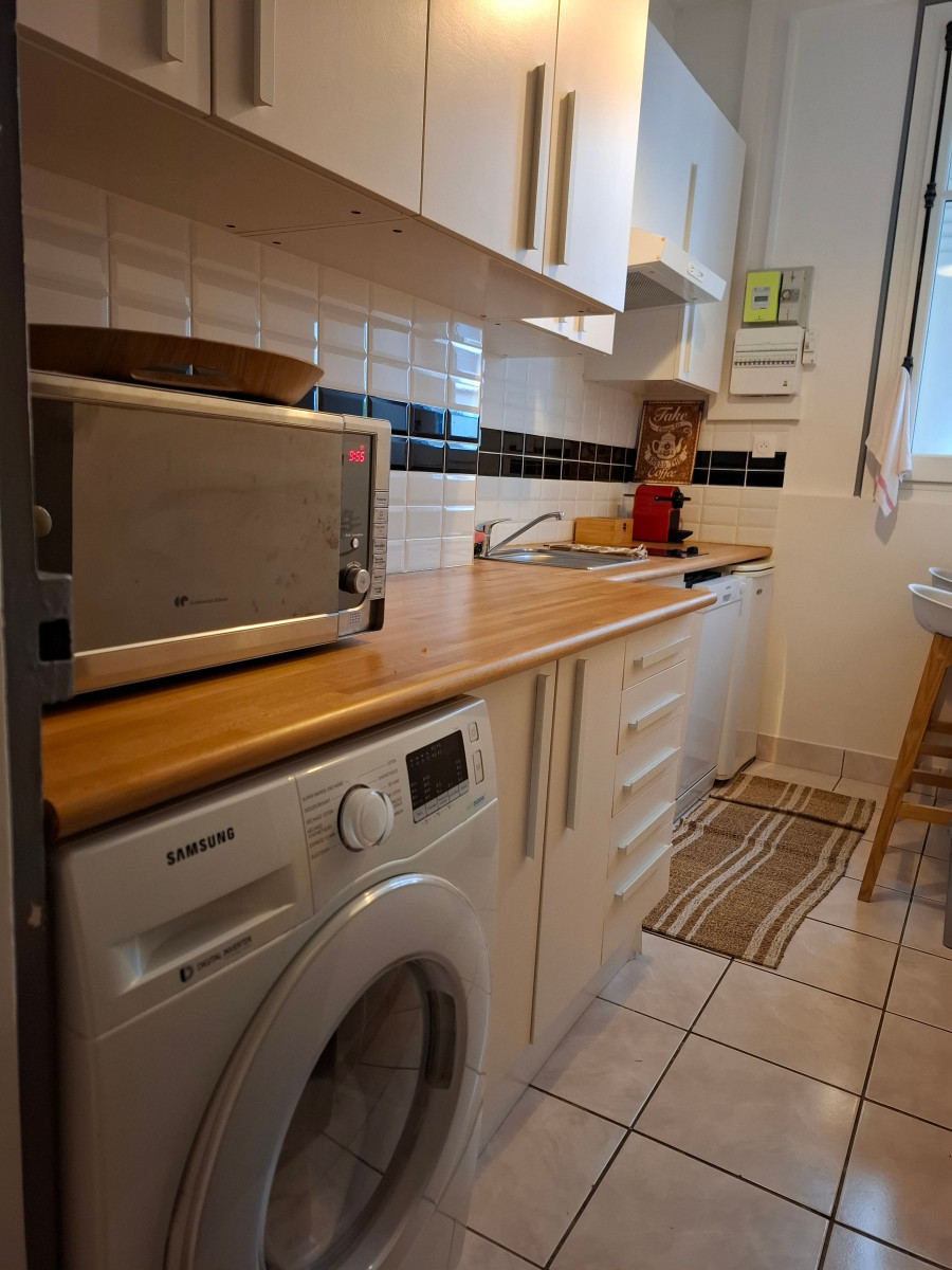 
                                                Location
                                                 Appartement dans un immeuble haussmannien - 1 Salon et 1 Chambre – Calme absolu et sécurisé - proximité immédiate des transports - prisé 9ᵉ​ (loyer tout inclus)