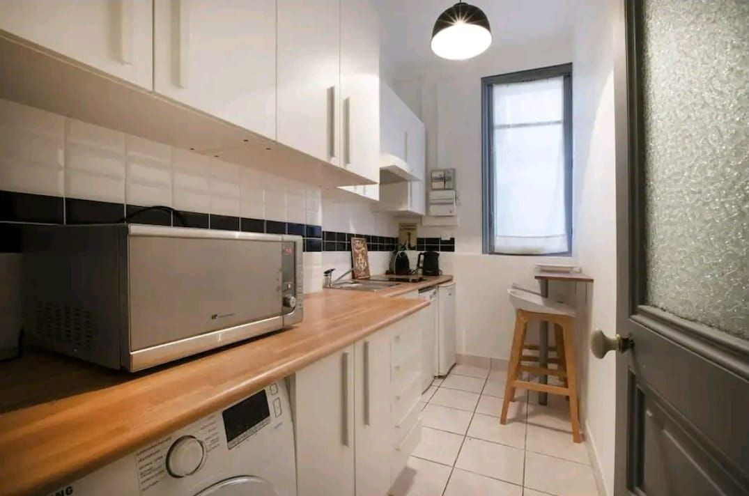 
                                                Location
                                                 Appartement dans un immeuble haussmannien - 1 Salon et 1 Chambre – Calme absolu et sécurisé - proximité immédiate des transports - prisé 9ᵉ​ (loyer tout inclus)