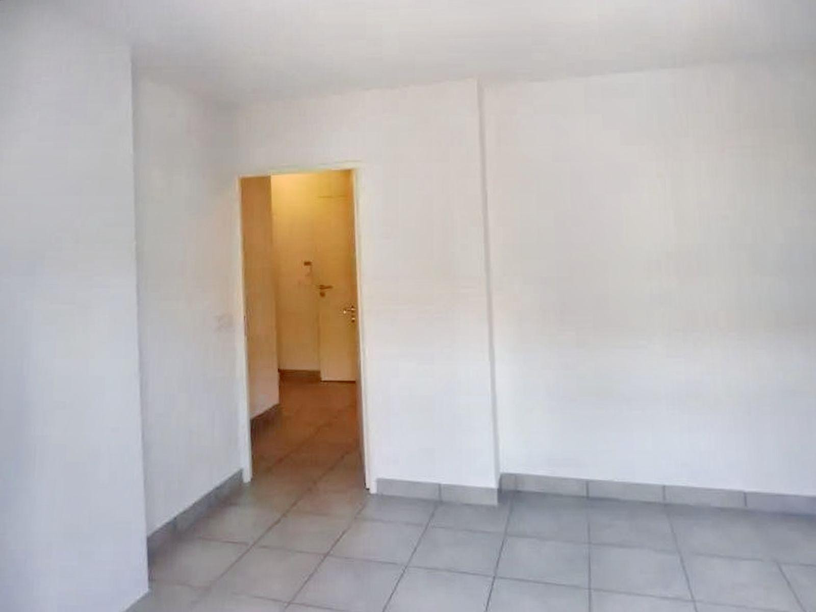 
                                                Location
                                                 Appartement dans un immeuble neuf avec piscine