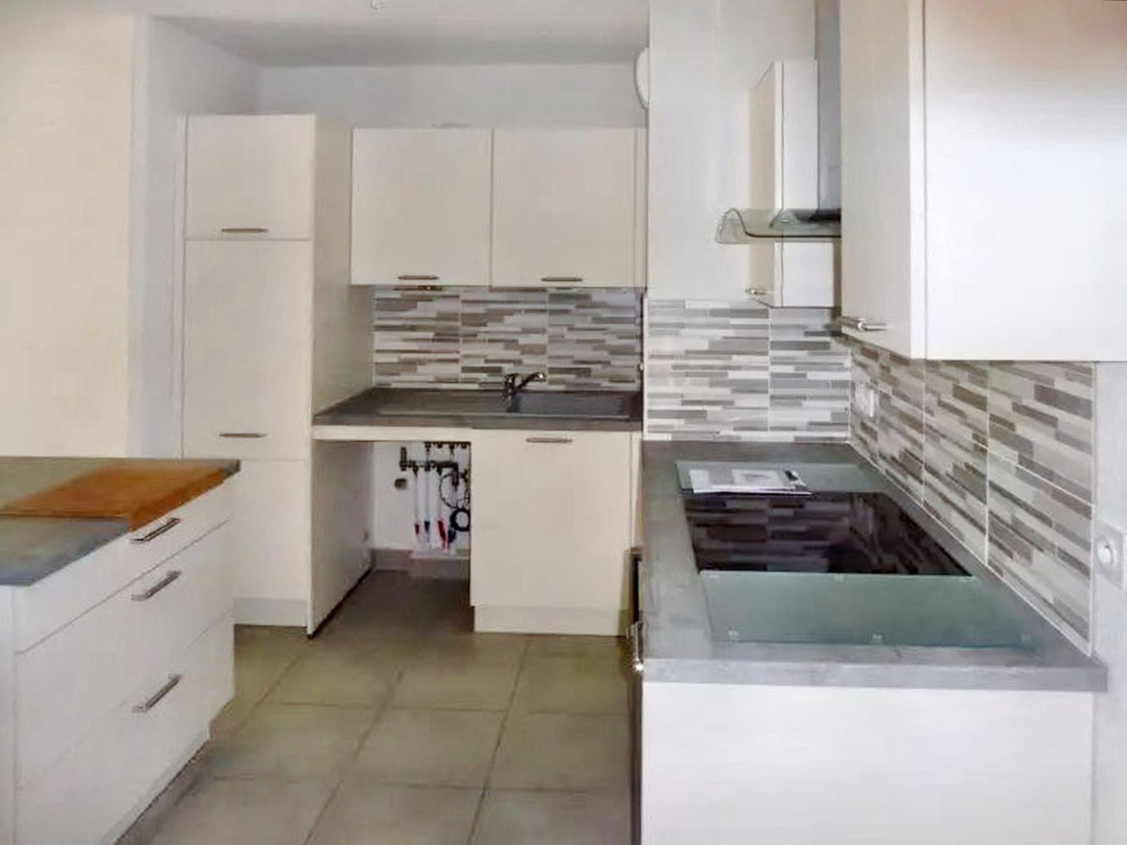 
                                                Location
                                                 Appartement dans un immeuble neuf avec piscine