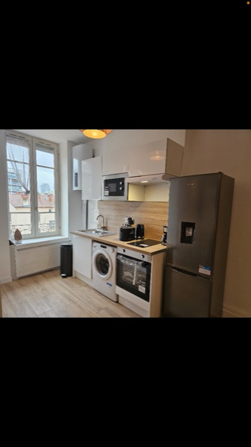 
                                                Location
                                                 Appartement de 2 pièces entièrement meublé et rénové avec goût à Lyon 3